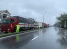 Người dân nấu cơm cho tài xế, hành khách dừng xe tránh bão