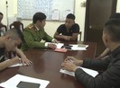 Nhóm thanh thiếu niên đốt pháo trên đường phố