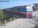 Ngã vào đường ray, người đàn ông thoát chết hy hữu