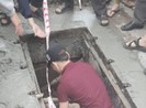 Rơi xuống hố ga giữa đường, một phụ nữ nhập viện
