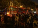 Cán bộ phường chung tay mang tết đến với dân nghèo