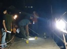 Ô tô va chạm xe máy rồi lao xuống sông, 5 người tử vong