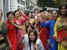 Khi chị em xóm ve chai làm đẹp