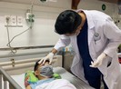 Video: Cứu sống thanh niên bị thanh sắt cắm xuyên mặt