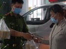 Video: Cùng các chiến sĩ công an nấu cháo tặng bệnh nhân