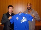 Anelka chính thức cập bến Thân Hoa Thượng Hải