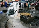 Mưa lớn gây ngập đường, xe sụp hố, cây đổ