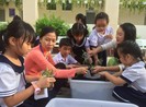 Trẻ tiểu học 'thay áo' cho rác thải tái chế
