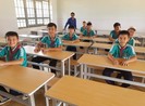 Sinh viên 'thay áo mới' cho bàn ghế cũ để tặng học sinh nghèo