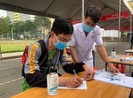 Sinh viên TP.HCM kín mít khẩu trang ngày đầu trở lại kí túc xá