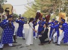 Cầm guitar hát 'Ông bà anh' đi đón dâu đốn tim nhà gái
