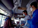 Phát khẩu trang và nước rửa tay miễn phí cho người đi xe buýt