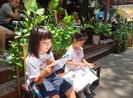 Những thiên thần nhỏ theo ba mẹ tới đường sách ngày Giỗ Tổ