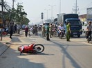 Bị tai nạn, người đàn ông ngồi suốt đêm trên vỉa hè đến tử vong