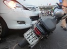 Thanh niên chạy ngược chiều bị taxi hất lên nắp capô