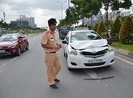 Tông đuôi ô tô, 3 người nước ngoài la hét trên xe taxi