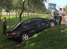 Xe chở ba cha con gặp nạn trên đại lộ Mai Chí Thọ