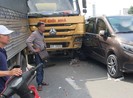 Xe bồn lao vào dòng xe chờ đèn đỏ ở đường Trường Chinh