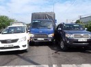 Xe tải lao thẳng vào 2 ô tô đang chờ đèn đỏ