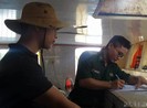 Biên phòng TP.HCM vây bắt sà lan trộm cát giữa sóng to