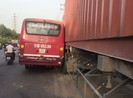 Xe buýt chở khách truy đuổi xe container tại Thủ Đức