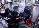 Camera ghi cảnh cướp tấn công nhân viên siêu thị ở quận 2