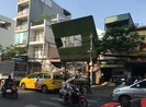 Biển quảng cáo đổ đè trụ điện ở công trình đang tháo dỡ