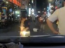 Tài xế 'rút kéo' ở phố Tây, bị nhóm thanh niên đánh bất tỉnh