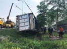 Xe lật ở đại lộ Phạm Văn Đồng, 60 con heo đổ ra đường