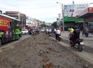 Xe ben tháo chạy sau khi đổ bùn đất xuống đường ở Gò Vấp