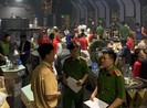 Dân chơi vứt tung tóe ma túy trong bar 386 khi bị kiểm tra