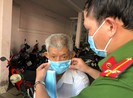 Công an Bình Thạnh phát khẩu trang cho dân tại trụ sở