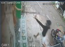 Camera ghi cảnh kẻ trộm xịt hơi cay tấn công người hô hoán