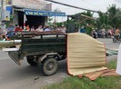 Củ Chi: Va chạm xe ba bánh chở tôn cửa cuốn, bé gái tử vong