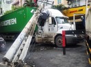 Container kéo đổ đường dây 22 KV ở quận 10, tài xế thoát chết