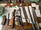 Người dân quận 11 giao nộp súng đạn được tặng bánh trung thu