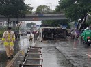 Xe tải lật trên đại lộ Võ Văn Kiệt, tài xế và phụ xe bị thương
