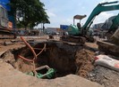 Đổ đất cát lấp hố khổng lồ ở đường Phan Văn Trị