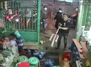 Côn đồ cầm hung khí truy sát người đàn ông ở Bình Tân