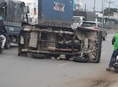 Xe tải bể bánh lật ngang Quốc lộ 1, ùn xe hàng giờ