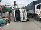 Xe tải chở sắt vụn lật ở Cầu Lớn, nhiều người la hét bỏ chạy