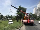 Ô tô lao xuống mương, dân hỗ trợ đưa 3 người vào bờ