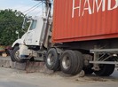 Container húc văng khối bê tông phân làn, trúng người đi đường