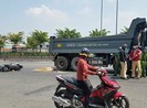 Hai người phụ nữ đi xe máy va chạm xe ben, một người bị cán