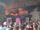 Cháy vựa phế liệu ở Bình Tân, thiêu rụi đồ bên trong