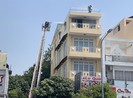 Cảnh sát dùng xe thang cứu 2 người trong đám cháy do hàn xì