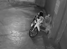 Nhậu say nằm ngủ trước cửa nhà, bị trộm cả xe và điện thoại