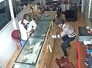Trộm dùng kìm cộng lực bẻ khóa, trộm tài sản giữa ban ngày