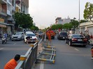 Xe Mercedes tông văng dải phân cách thép