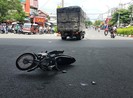 Tông thẳng vào hông xe tải, người đàn ông trọng thương